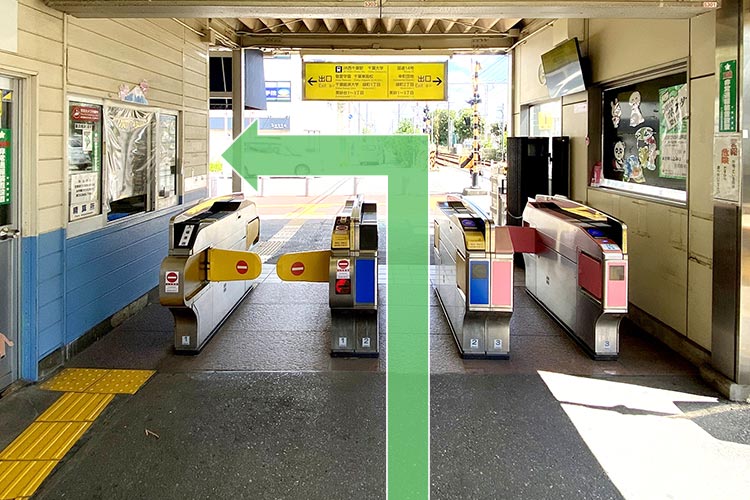 １．京成千葉線みどり台駅より徒歩8分。改札を出て、左方向に進みます。